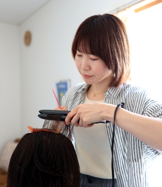女性美容師がマンツーマンで施術